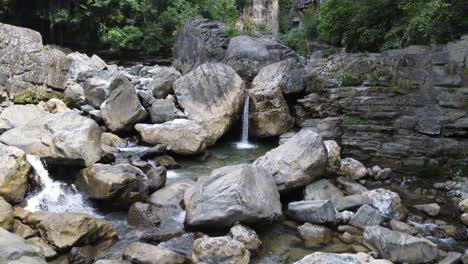 Un-Pequeño-Arroyo-En-Lo-Profundo-Del-Valle