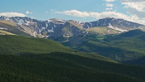 Impresionante-Hermoso-Bosque-Siempre-Verde-Y-Grandes-Montañas-En-El-Monte-Blue-Sky-Colorado