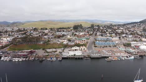 Aerial-wide-dolly-shot-of-the-Morro-Bay-Embarcadero-in-Morro-Bay,-California