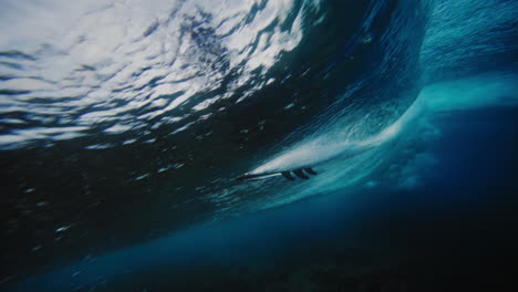 Schwenk-Folgt-Unterwasseransicht-Eines-Surfers,-Der-Bei-Cloudbreak-Fiji-In-Eine-Barrel-Gerät