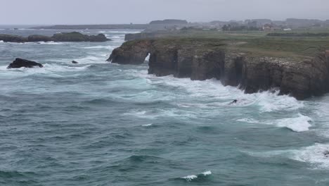 Große-Wellen,-Auf-Den-Catedrais,-Kathedralen-Strand-Nordspanien-Drohne,-Luftaufnahme