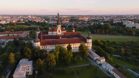 Vista-Por-Drones-Del-Monasterio-Del-Hospital-Militar,-Un-Monumento-Histórico-De-La-Ciudad-De-Olomouc