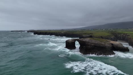 Felsbogen-Als-Catedrais,-Kathedralen-Strand-Nordspanien-Drohne,-Luftaufnahme