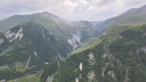 Ein-Malerisches-Bergtal-Mit-üppigem-Grün-Und-Schroffen-Gipfeln