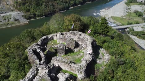 Aufnahme-Von-Einer-Drohne-Auf-Den-Ruinen-Einer-Burg-In-Georgia,-Im-Dorf