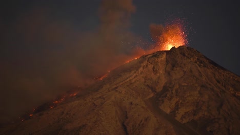 Primer-Plano-Del-Volcán-De-Fuego-En-Erupción-Violentamente-Por-La-Noche