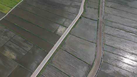 Un-Dron-Revela-Imágenes-De-Los-Arrozales-De-Xi-Zhou-En-Dali,-Provincia-De-Yunnan,-China,-En-Tránsito-Hacia-La-Magnífica-Montaña-Cangshan-Al-Fondo.