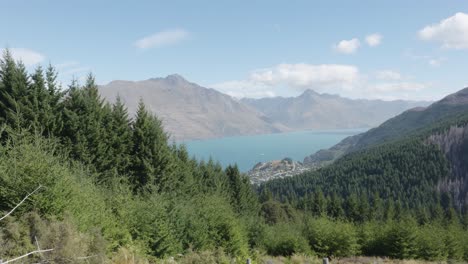 Lake-Wakatipu,-Wälder-Und-Berge-An-Einem-Sonnigen-Sommertag-In-Queenstown,-Neuseeland