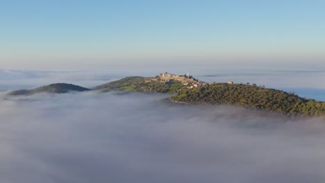 Lovely-morning-on-Monsaraz-with-fog