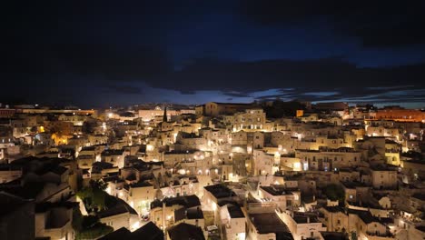 Noche-Cayendo-Sobre-La-Antigua-Ciudad-De-Matera-En-Un-Timelapse-Cautivador-En-La-Región-De-Basílica,-Italia