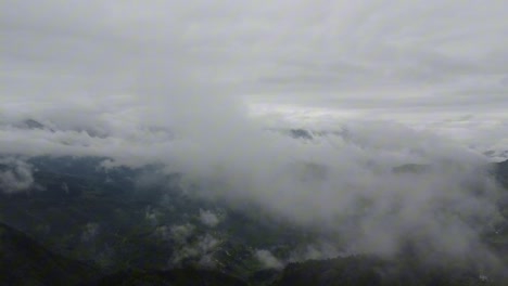 Mi-Dron-Tomó-Fotografías-Aéreas-Sobre-La-Zona-Montañosa-Después-De-La-Lluvia