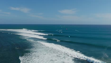 Toma-En-Cámara-Lenta-De-La-Ola-De-Kitesurf-Con-Un-Ojo