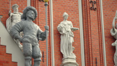 Old-Riga,-Latvia-Statue-House-of-the-Blackheads