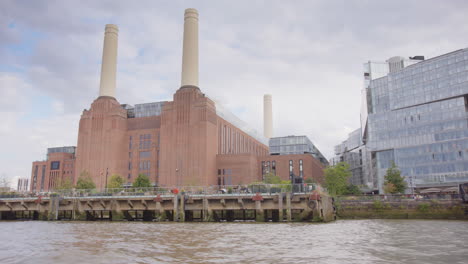 Reurbanizado-Edificio-De-Ladrillo-De-La-Central-Eléctrica-De-Battersea-En-Londres-Visto-Desde-El-Támesis