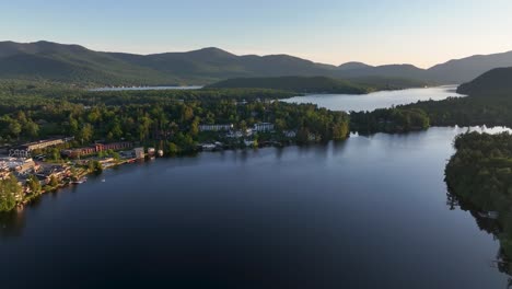 Rückwärtsflug-Und-Blick-Auf-Den-Mirror-Lake-In-Lake-Placid,-New-York