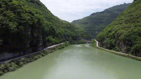 Un-Sedán-Blanco-Conduce-Por-Una-Hermosa-Carretera-Municipal