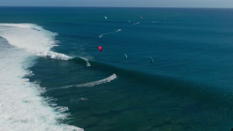 Hoch-Oben-Aufgenommene-Drohne-Eines-Kitesurfers,-Der-Auf-Einer-Großen-Welle-Auf-Einem-Auge-Reitet