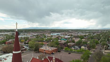 Retirada-De-Drones-Sobre-Barrio-En-Pueblo-Colorado-Junto-A-Catedral