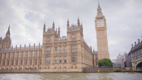 Vista-Desde-El-Támesis-Del-Palacio-De-Westminster-Con-El-Icónico-Big-Ben-O-La-Torre-Elizabeth