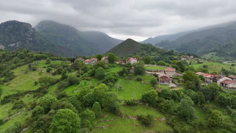 Pueblo-En-La-Cima-De-Una-Colina,-Pueblo-De-Lles,-Asturias,-En-El-Norte-De-España