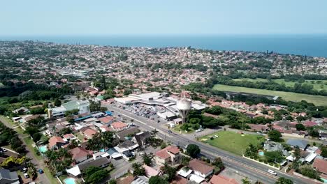 Imágenes-Aéreas-De-Un-Dron-Volando-Sobre-Casas-Residenciales-Con-Vistas-A-Una-Carretera-Muy-Transitada-Con-Tráfico-En-Movimiento-En-Un-Suburbio-De-Yellow-Wood-Park-En-Durban