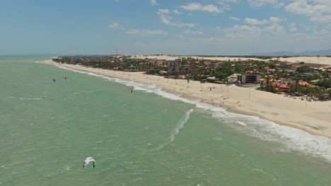 Hoch-Oben-Aufgenommene-Drohnenaufnahme-Von-Cumbuco,-Die-Kitesurfer-An-Einem-Windigen-Tag-Zeigt