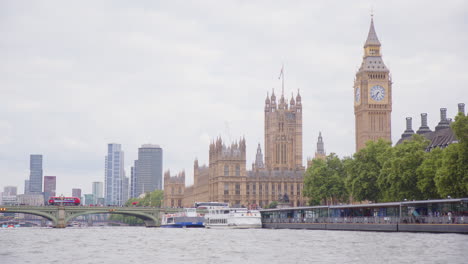 Blick-Von-Der-Themse-Auf-Westminster,-Houses-Of-Parliament-Und-Den-Berühmten-Big-Ben