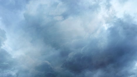 Cielo-Nublado-Con-Nubes-De-Tormenta-Y-Nubes-Tenues-Que-Pasan-De-Una-Fuerte-Tormenta