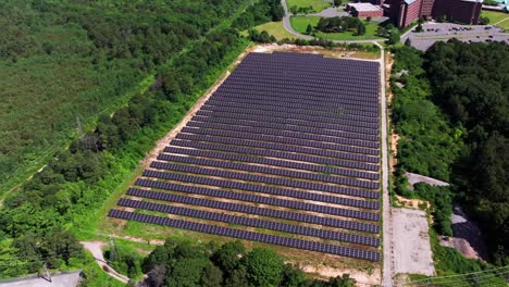 Una-Vista-Aérea-De-Un-Gran-Campo-Solar-Con-Muchos-Paneles-Solares-En-Un-Día-Soleado