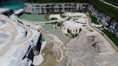 Gran-Cantera-A-Cielo-Abierto-En-Wisconsin-Excavada,-Extraída-Y-Extraída-De-Piedras,-Granito,-Agregados-Y-Minerales-Utilizados-En-La-Industria-De-La-Construcción.