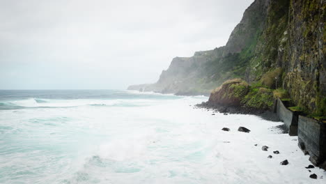 Mar-Agitado-Y-Cresta-De-Acantilado-De-Montaña-Verde,-Naturaleza-De-Madeira
