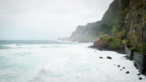 Raues-Meer-Und-Grüner-Bergrücken,-Natur-Von-Madeira