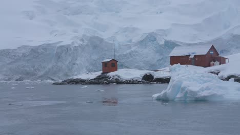 Costa-Antártica,-Glaciar,-Estación-De-Investigación-E-Icebergs-En-Agua-Fría-Del-Océano-En-Un-Día-Nevado