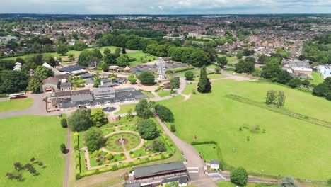 Toma-Aérea-Del-Parque-Wicksteed-Con-La-Ciudad-De-Kettering-Durante-La-Tarde-Soleada-En-Inglaterra