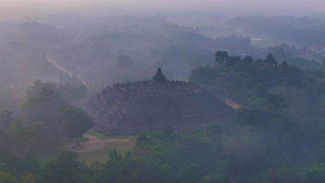 Escena-Aérea-De-Las-Antiguas-Ruinas-De-Borobudur-En-Una-Mañana-Brumosa