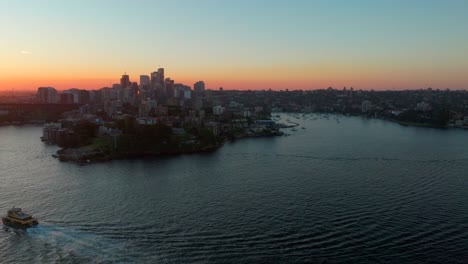 Goldene-Stunde-Sonnenuntergang-Fähren-Boote-Nordsydney-Stadt-Australien-Luftdrohne-Gebäude-Nachbarschaft-Milsons-Point-Mrs-Macquaries-Kurraba-Point-Mattawunga-Rundflug-Orange-Gelb-Horizont-Vorwärtsbewegung