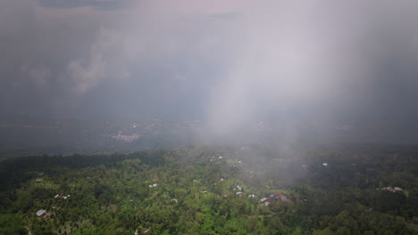 Tenues-Nubes-Cuelgan-Bajas-En-El-Cielo-Sobre-Las-Granjas-En-La-Ladera-De-La-Montaña-Del-Monte-Batur