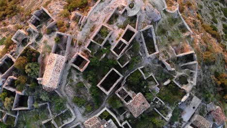 Cerca-De-Himara-Está-El-Pueblo-Abandonado-Con-Sus-Ruinas