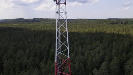 5g-Mobilfunksignalturm-Hoch-über-Der-Baumgrenze-An-Einem-Abgelegenen-Ort
