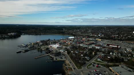 Landschaftsdrohnenaufnahme-Einer-Kleinen-Touristischen-Seestadt-Kenora,-Ontario,-Kanada