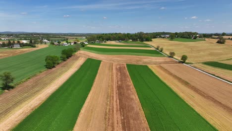 Toma-Aérea-Lateral-Amplia-De-Campos-Agrícolas-En-Diferentes-Colores-Durante-El-Día-Soleado-En-El-Campo-Americano