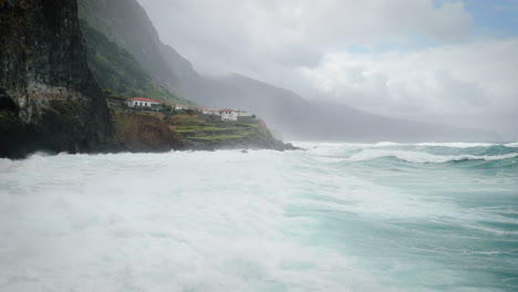 Volando-Cerca-De-Las-Olas-En-Madeira,-Mar-Agitado-épico,-Orilla-Del-Océano,-Altos-Acantilados-En-Portugal