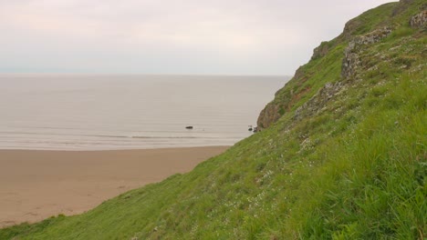 Vista-Tranquila-Del-Promontorio-Brean-Down-Frente-A-La-Costa-De-Somerset,-Inglaterra,-Reino-Unido