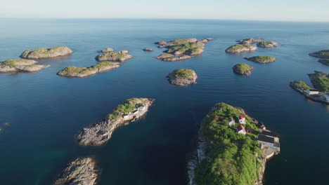 Fantastischer-Blick-Aus-Der-Luft-über-Die-Kleinen-Inseln,-Die-Die-Stadt-Henningsvær-Bilden,-Mit-Wunderschönen-Sonnenuntergangsfarben