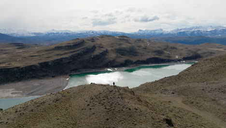 Vista-Aérea-De-Un-Excursionista-Solitario-Admirando-El-Impresionante-Paisaje-En-Torres-Del-Dolor,-Patagonia-Sur