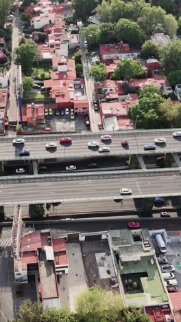 Perspectiva-De-Arriba-Hacia-Abajo-En-Cámara-Lenta-Del-Tráfico-Que-Se-Mueve-A-Lo-Largo-De-Las-Carreteras-En-La-Ciudad-De-México