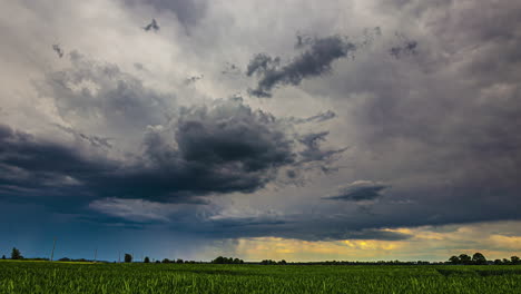 Eine-Faszinierende-Zeitrafferaufnahme-Von-Gewitterwolken,-Die-über-Eine-Weite-Fläche-Ackerland-Ziehen