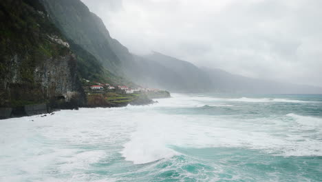 Raue-Meereswellen-Auf-Madeira-FPV-Drohnenansicht-Des-Dorfes-Sao-Vicente