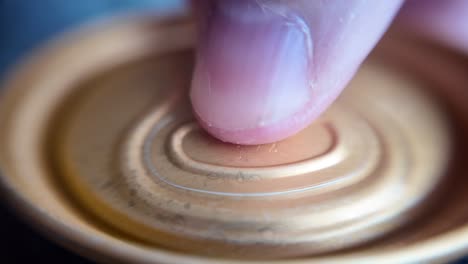 Slow-Motion,-a-man-opens-a-can-of-beer,-close-up-view