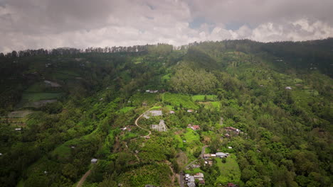 Antena-Panorámica-Sobre-Granjas-Que-Se-Elevan-Junto-A-Una-Empinada-Ladera-Cerca-Del-Monte-Batur-Bali